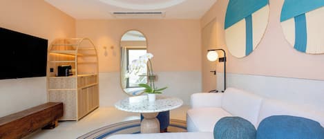 Een 43-inch ledtelevisie met satellietzenders en een iPod-dock