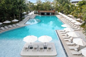 สระว่ายน้ำกลางแจ้ง