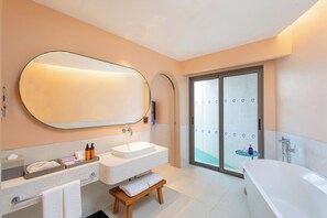 Separate bathtub and shower, free toiletries, hair dryer, bathrobes - Centara Karon Villas Phuket (Karon)