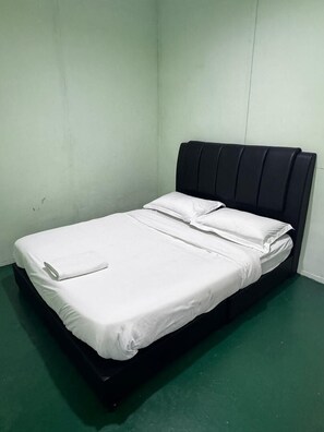 Standard Room | Desk - Audi Guest House (George Town)