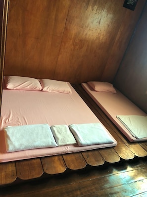 Standard Triple Room | Meja