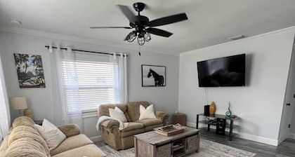 Charming 2-bedroom house in DeBary with AC- Close to highway andhiking Trail