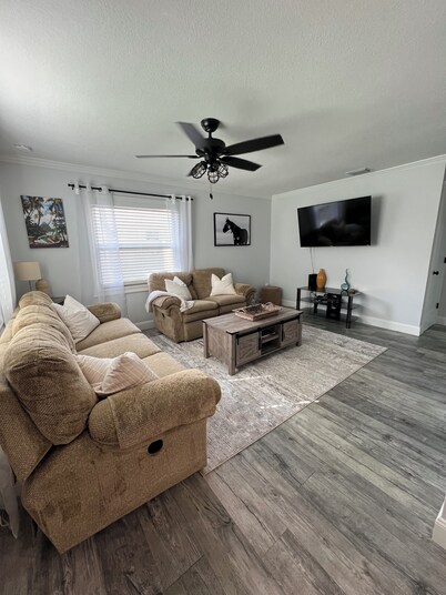 Charming 2-bedroom house in DeBary with AC- Close to highway andhiking Trail