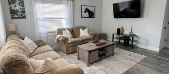 Charming 2-bedroom house in DeBary with AC- Close to highway andhiking Trail