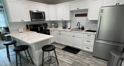 Charming 2-bedroom house in DeBary with AC- Close to highway andhiking Trail