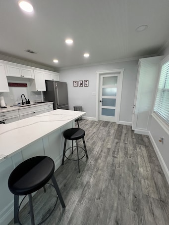 Fridge, microwave, oven, stovetop. Charming 2-bedroom house in DeBary with AC- Close to highway andhiking Trail