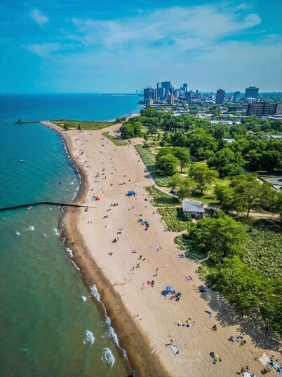 Beach Side in the City - Chicago [Near NWU] [Near Red Line]