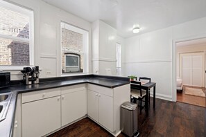 Micro-ondes, four, plaque de cuisson