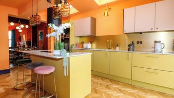 Lave-vaisselle, batterie de cuisine, vaisselle et ustensiles