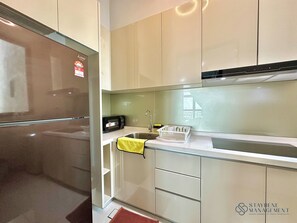 Comfort Apartment, Non Smoking, City View | Private kitchen | Fridge, microwave, stovetop, cookware/dishes/utensils