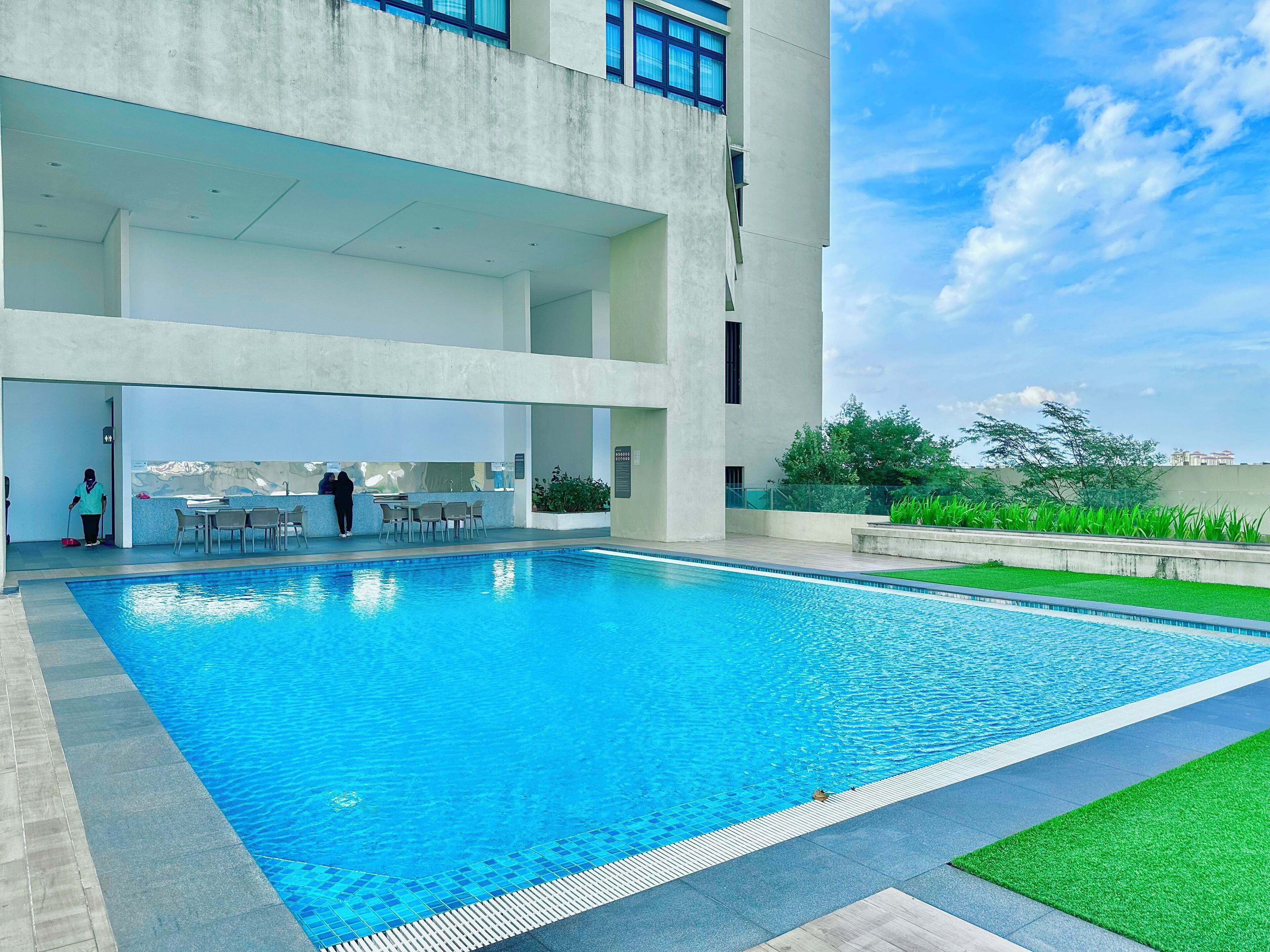 Una piscina al aire libre