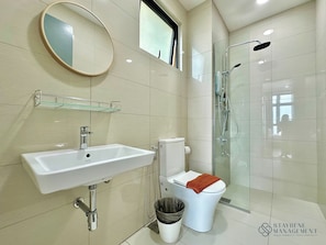 Căn hộ Tiêu chuẩn, 3 phòng ngủ, không hút thuốc, quang cảnh thành phố | Phòng tắm | Buồng tắm vòi sen, máy sấy tóc, khăn tắm, xà phòng