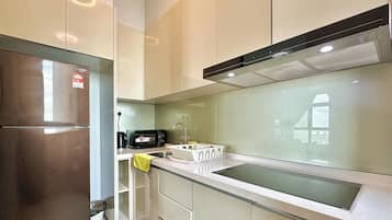 Apartamento Confort, no fumadores, vistas a la ciudad | Cocina privada | Frigorífico, microondas, placa de cocina y utensilios de cocina