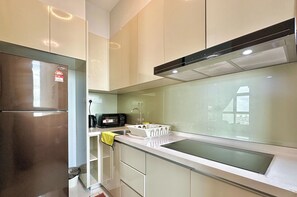 Comfort Apartment, Non Smoking, City View | Private kitchen | Fridge, microwave, stovetop, cookware/dishes/utensils
