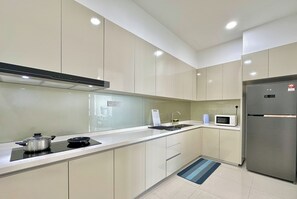 Standard Apartment, 3 Bedrooms, Non Smoking, City View | Private kitchen | Fridge, microwave, stovetop, cookware/dishes/utensils - Paradigm Residence By Stayrene (Johor Bahru)
