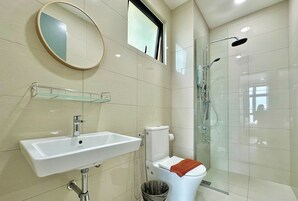 Apartamento estándar, 3 habitaciones, no fumadores, vistas a la ciudad | Baño | Ducha, secador de pelo, toallas y jabón