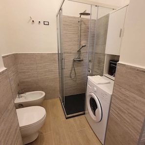 Shower, bidet, towels, toilet paper - Cozy apartment in Alghero, equipped with all amenities (Alghero)