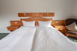 1 bedroom, bed sheets - Apartment Untersberg, for 2 persons, shower and WC, balcony (Berchtesgaden)