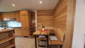 Eine moderne Küche mit Holzschränken und einer zentralen Kochinsel.
