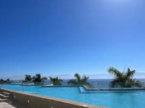 Pool - Wake up to the Sound of the Sea (Cruz de Huanacaxtle)