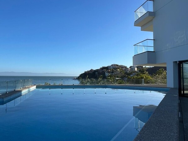 Pool - Wake up to the Sound of the Sea (Cruz de Huanacaxtle)