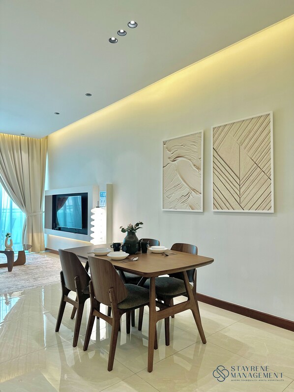 Design-Apartment, 2 Schlafzimmer, Nichtraucher, Stadtblick | Essbereich im Zimmer