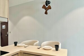 Design Studio, Non Smoking, City View | In-room dining