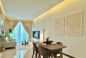 Design Apartment, 3 Bedrooms, Non Smoking, City View | In-room dining