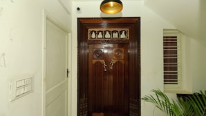 Uma porta de madeira com esculturas elaboradas e maçaneta de latão.