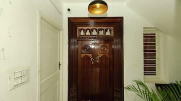 Pintu masuk properti