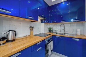 Kühlschrank, Ofen, Toaster, Kochgeschirr/Geschirr/Besteck