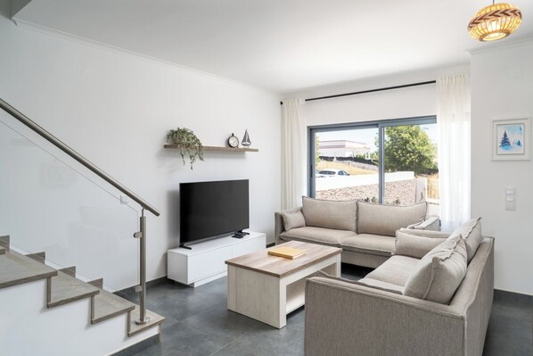 TV - Spacious house in Olhão (Quelfes)