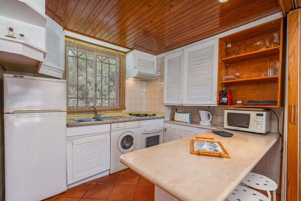 Fridge, stovetop, cookware/dishes/utensils, dining tables