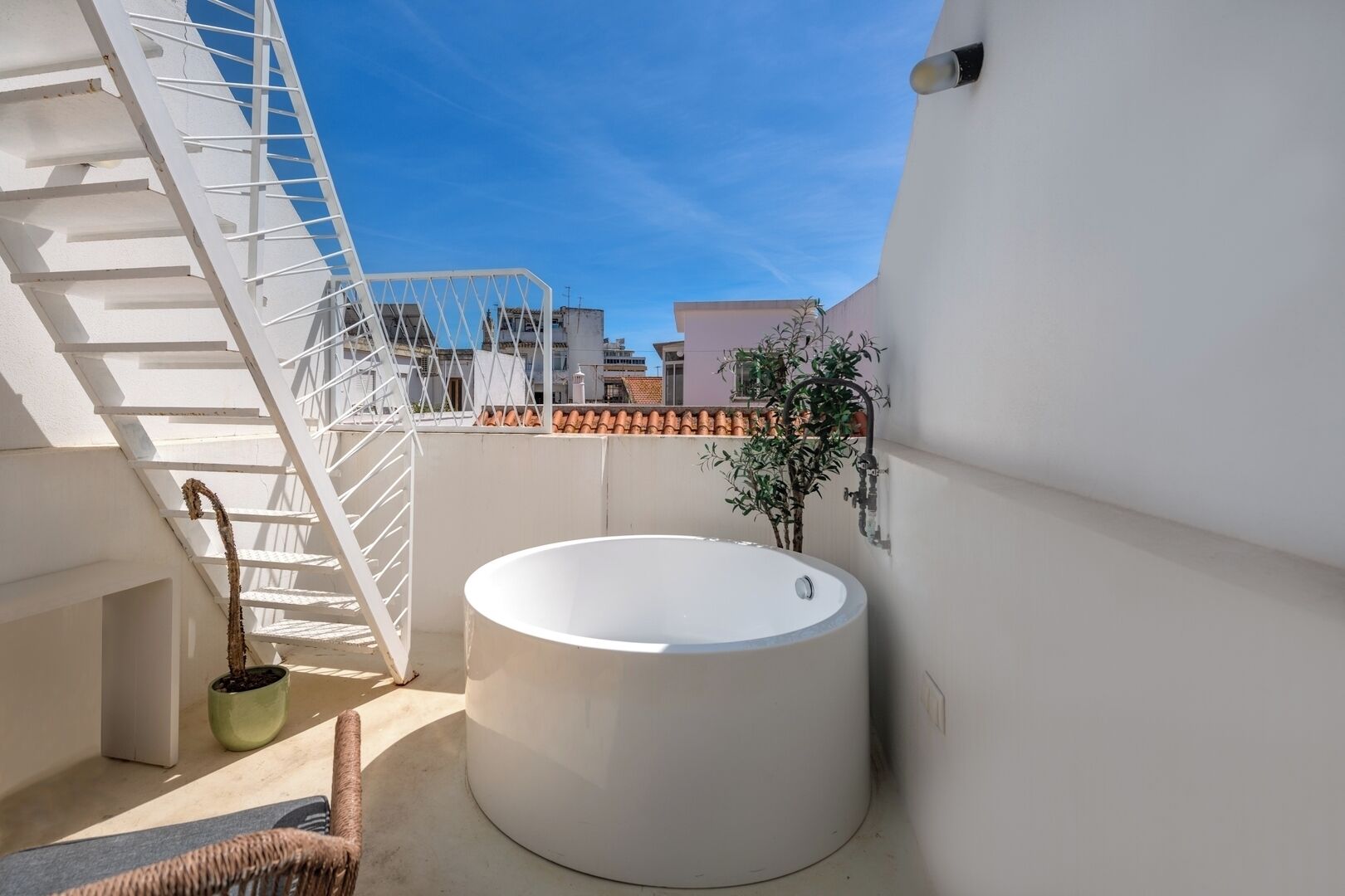 Outdoor spa tub