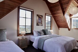 2 bedrooms, iron/ironing board, travel cot, WiFi