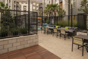 تناول الطعام بالخارج