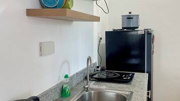 Een koelkast, een microgolfoven, een kookplaat, een waterkoker