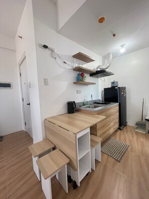 Fridge, microwave, stovetop, electric kettle