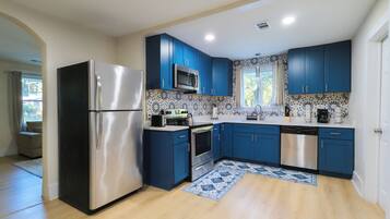 雪櫃、微波爐、焗爐、爐具