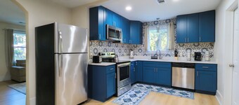 The Crestwood - Stylish Modern 40s era Home. MTR/Family Friendly. 25 min to ATL