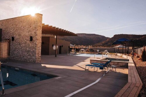 Luxury Kanab Townhome |Pool + Hot Tub| Near Zion