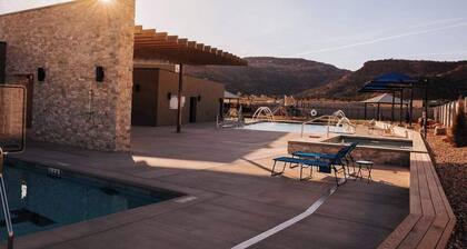 Luxury Kanab Townhome |Pool + Hot Tub| Near Zion