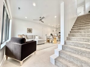 TV, offices - Fox Hollow, Luxury Family townhome near Zion and Bryce Canyon (Kanab)