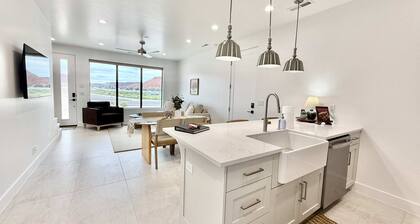 Luxury Kanab Townhome |Pool + Hot Tub| Near Zion
