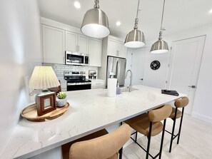 Fridge, microwave, oven, stovetop - Fox Hollow, Luxury Family townhome near Zion and Bryce Canyon (Kanab)