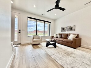 TV, offices - Fox Hollow F2, family townhome in Kanab, Near Zion and Bryce (Kanab)