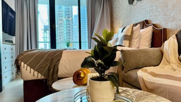 Apartament Deluxe, balcó, vistes a la ciutat | Caixa forta a l'habitació, cortines opaques i planxa i posts de planxar