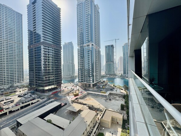 Departamento Deluxe, balcón, vista a la ciudad | Vista del balcón