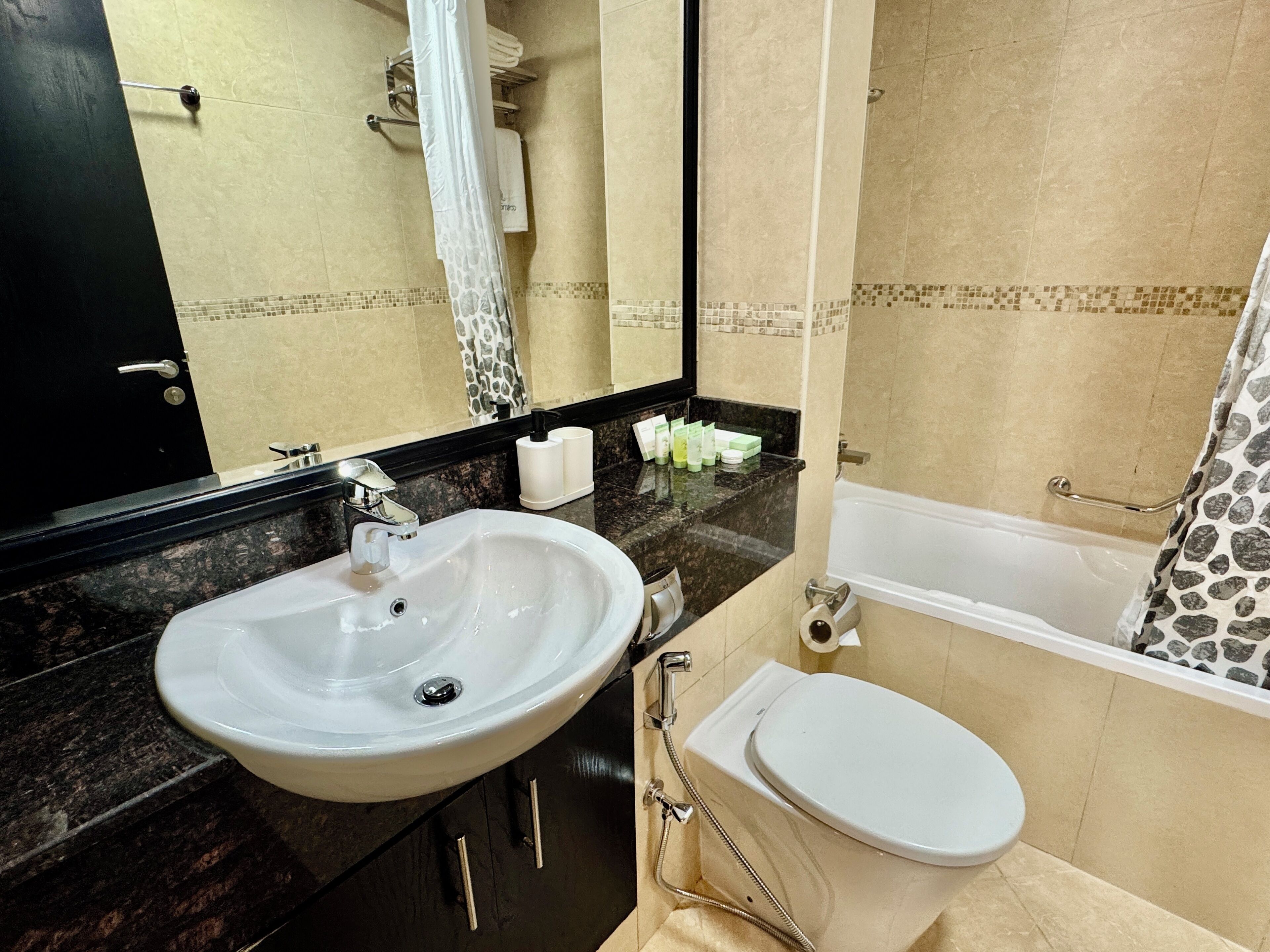 Ein Badezimmer mit Waschbecken, Toilette und Badewanne.
