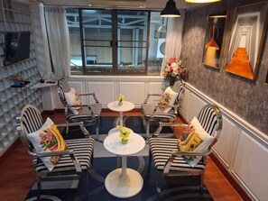 26-inch LCD TV with cable channels, streaming services - Wow Guesthouse (Bangkok)